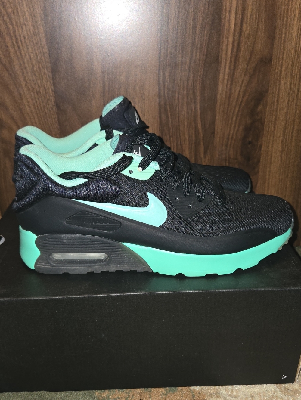 Nike Air Max Big Kids Size 6.5Y Black and Mint Green